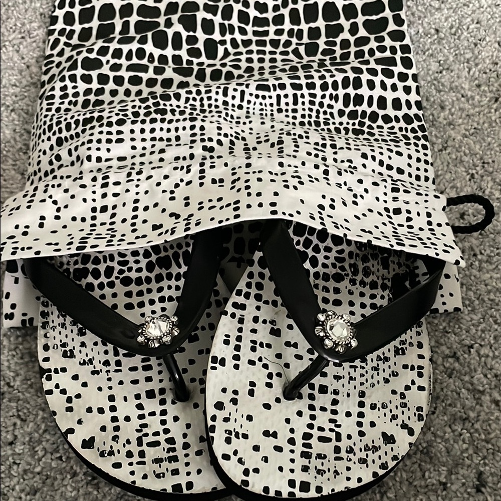 Black and White Patterned Flip Flops - Picture 6 of 8